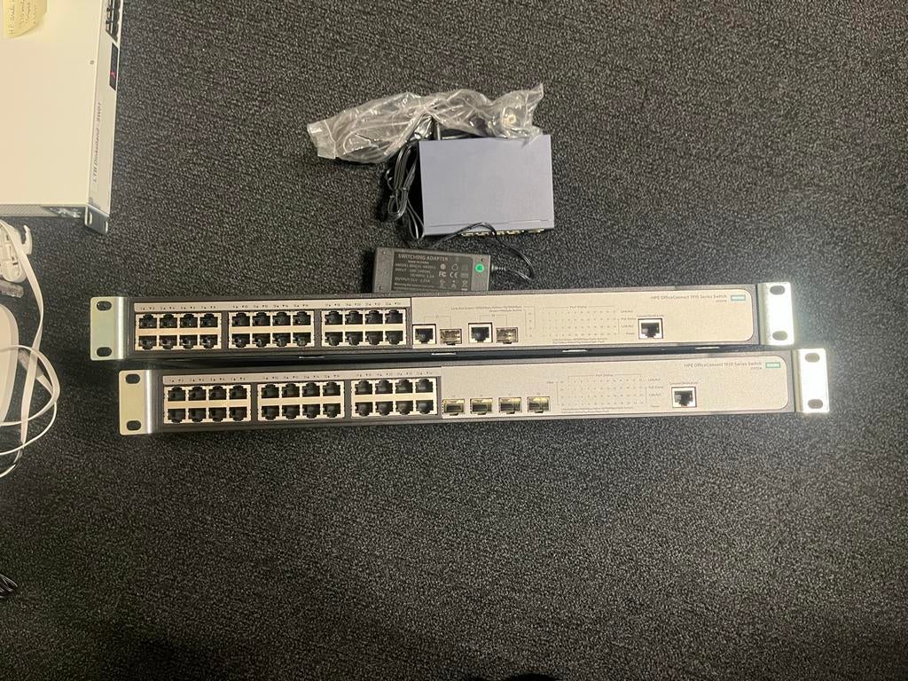 Professionele 24-poorts Gigabit PoE+ Netwerkswitch, Computers en Software, Netwerk switches, Ophalen, Gebruikt