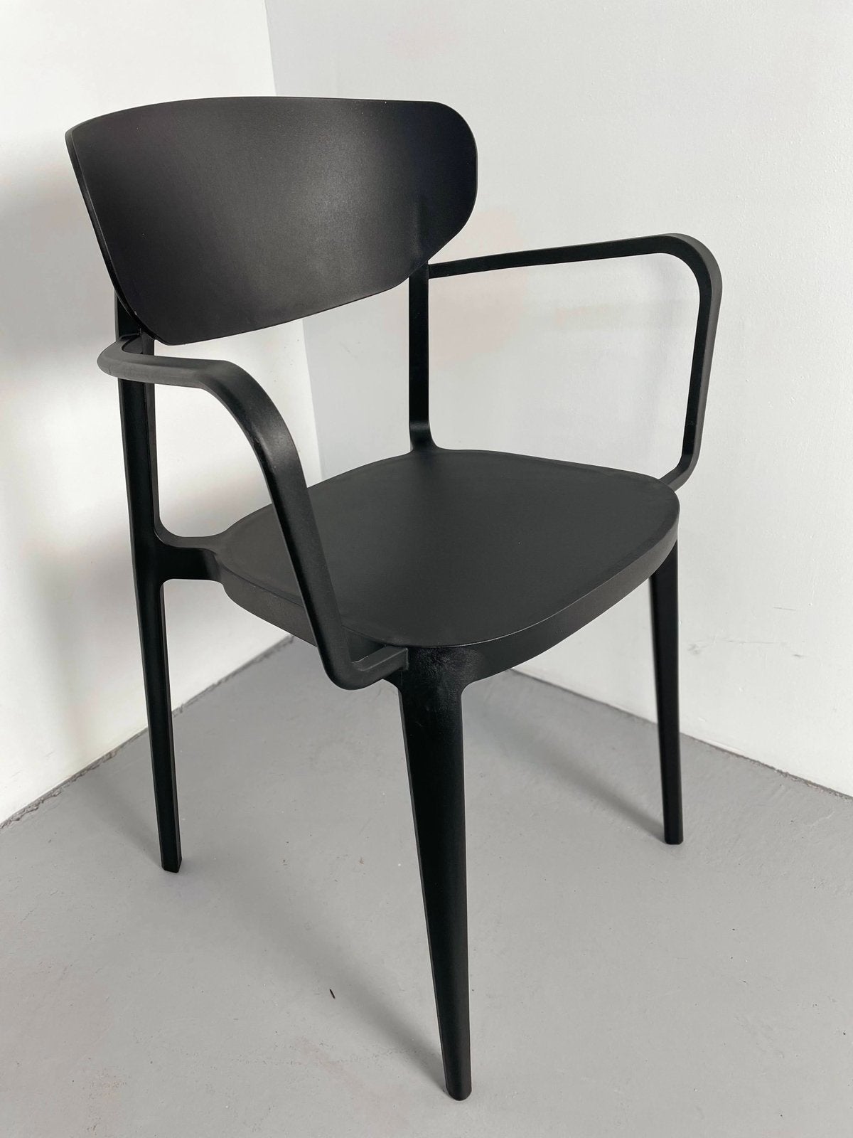 18x Nieuwe design stapelstoelen met armleuningen zwart, Ophalen, Kunststof, Zwart, Nieuw