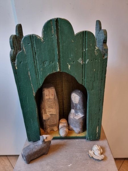 Kerststal, hout met gips beeldjes., Ophalen