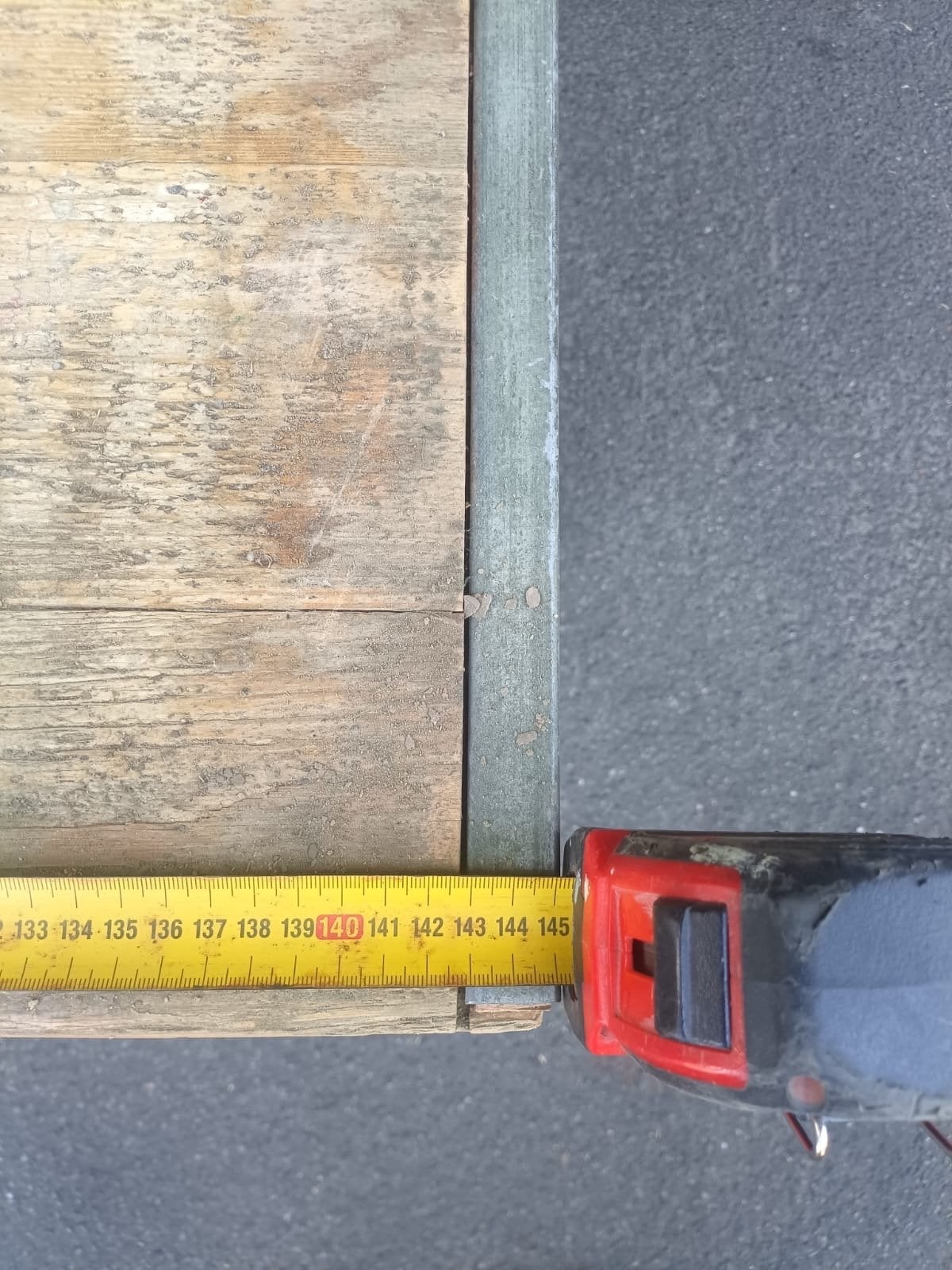 Robuuste houten tafel met metalen poten, Gebruikt, 100 tot 150 cm, Ophalen of Verzenden, Vier personen