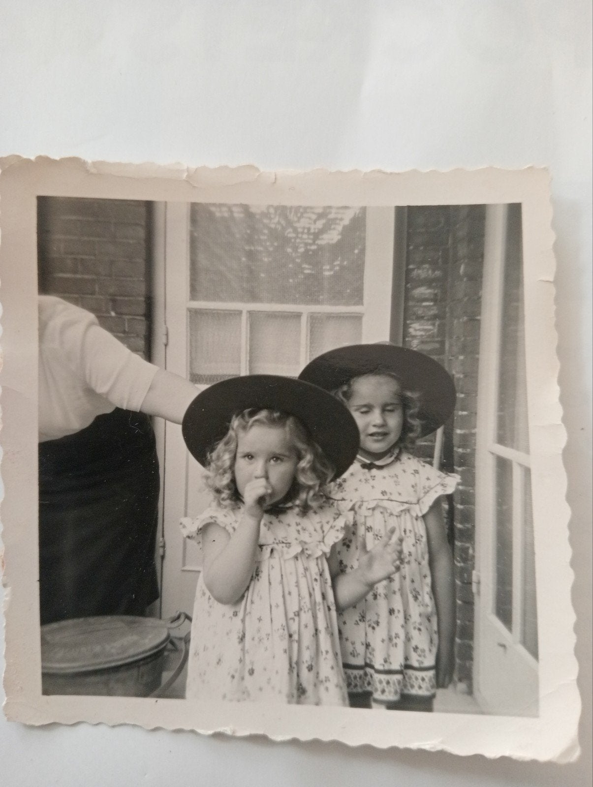 2 meisjes met hoeden jaren 40-50, Ophalen of Verzenden
