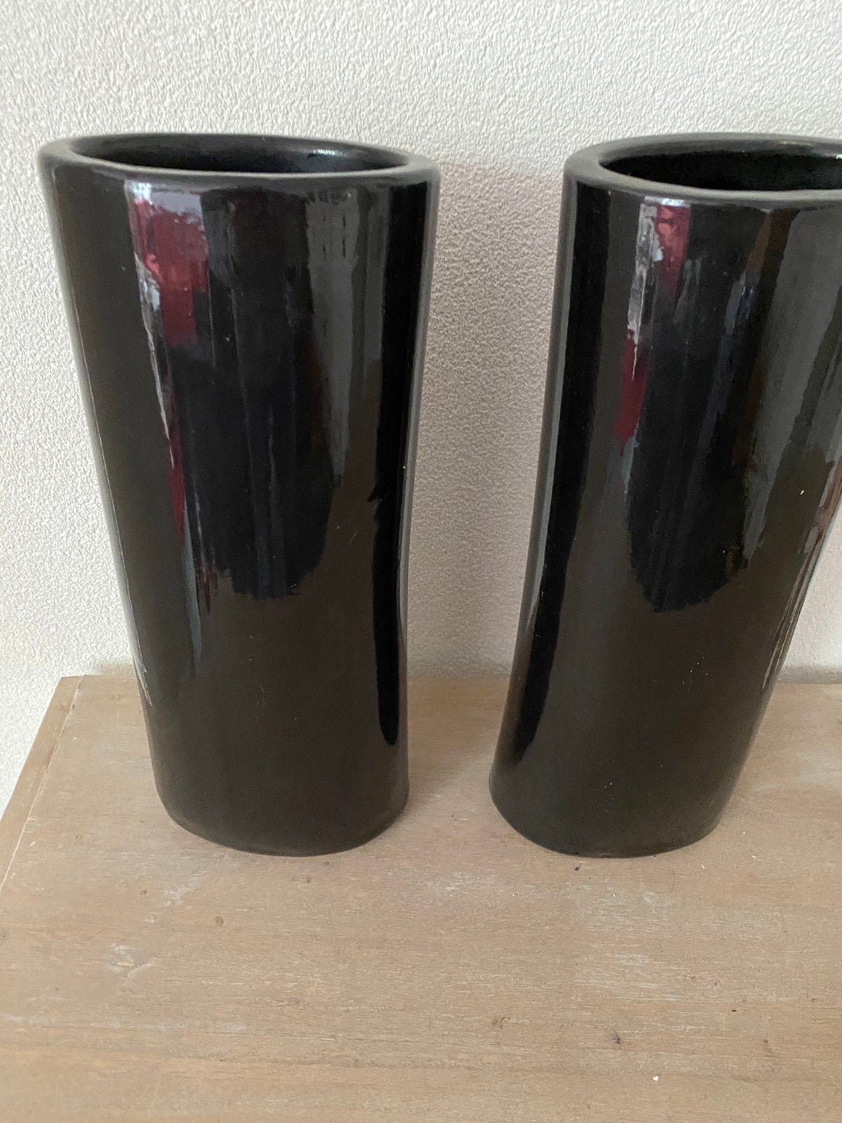 2 hoge smalle ovalen zwarte vazen, zwaar, Huis en Inrichting, Woonaccessoires | Vazen, Zwart, Ophalen of Verzenden, Minder dan 50 cm