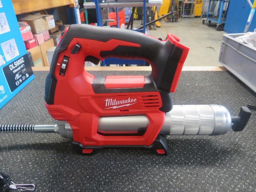 Milwaukee M18 GG-0 18V Li-Ion accu vetspuit body Nieuw, Nieuw, Zandhaarweg, Ophalen of Verzenden, Milwaukee