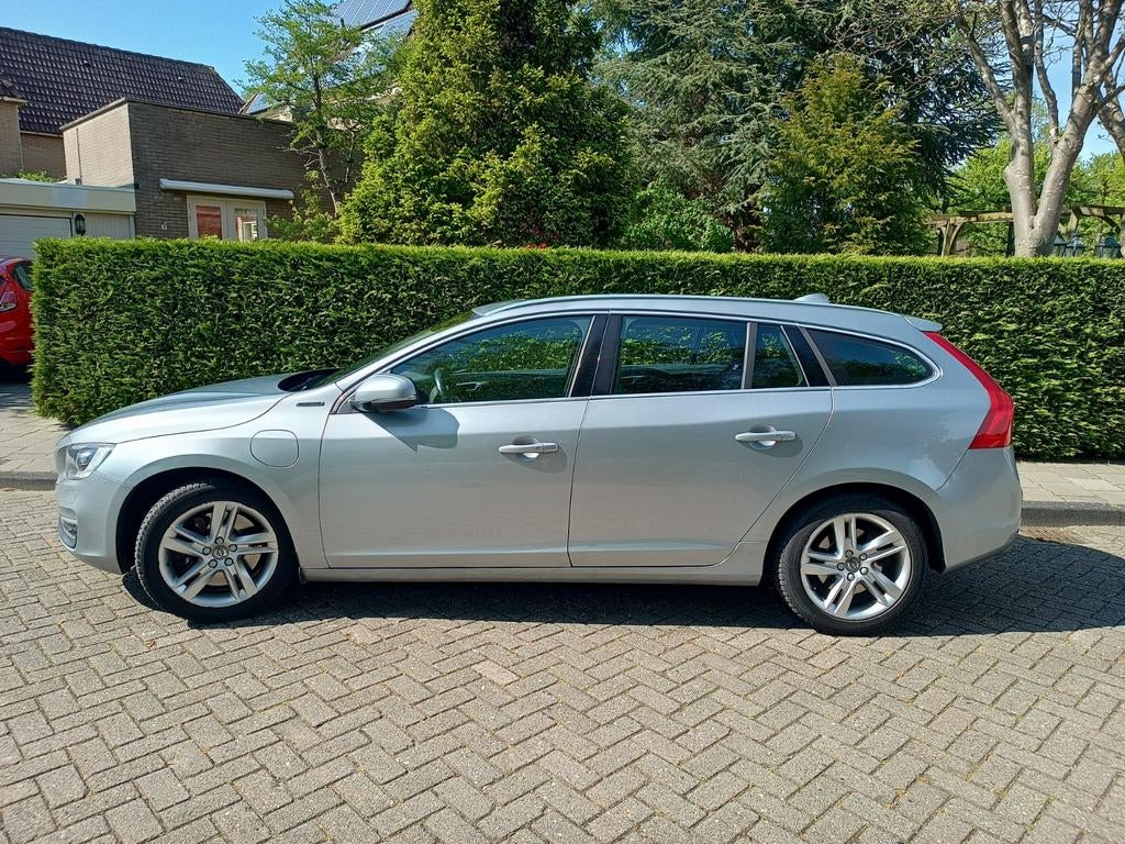 Volvo V60 D6 Twin Engine 288pk Geartronic AWD Plug In Hybrid, Automaat, 1800 kg, Zilver of Grijs, 220 pk