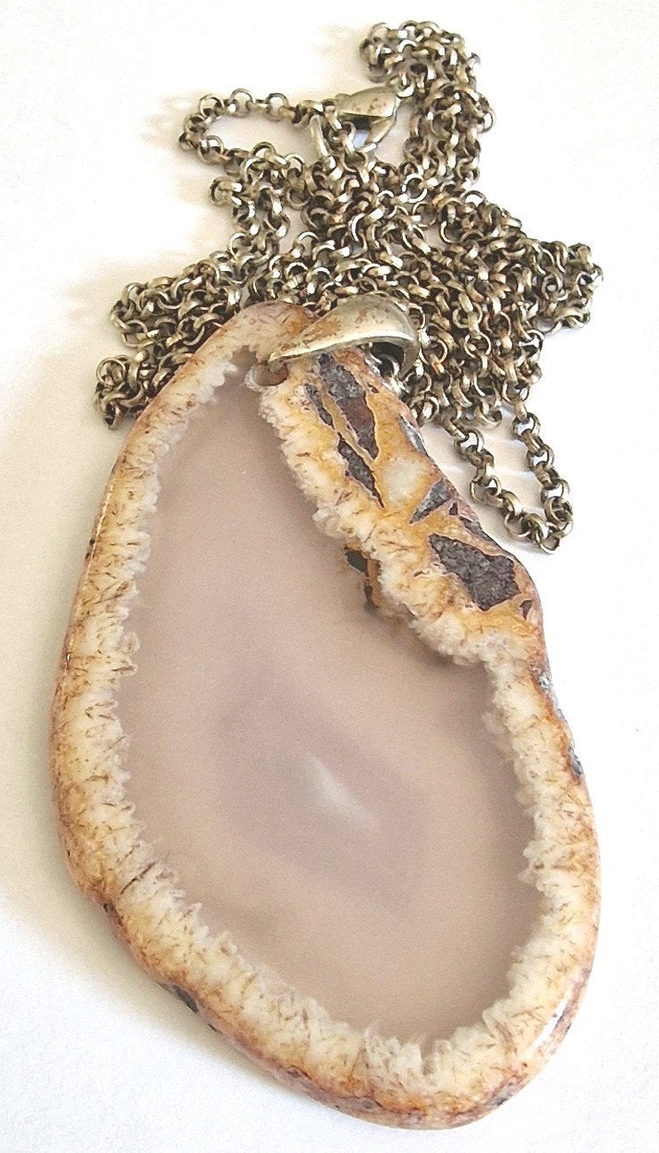 Edelsteen hanger met Ketting ., Sieraden, Tassen en Uiterlijk, Kettingen, Gebruikt, Bruin, Ophalen of Verzenden, Steen of Mineraal