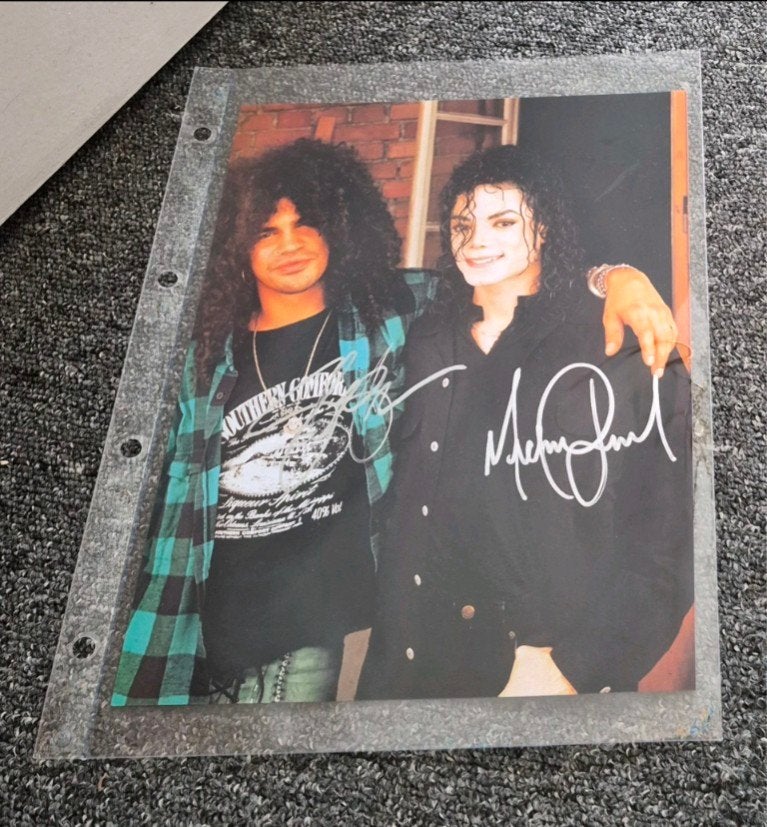 Gesigneerde foto Michael Jackson & Slash - Give In to Me, Verzamelen, Verzenden, Zo goed als nieuw, Foto of Kaart, Gesigneerd