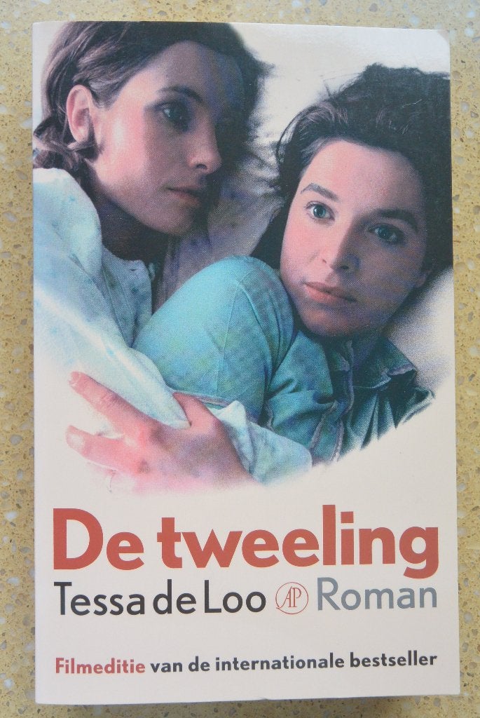 De tweeling - Tessa de Loo - Roman - Filmeditie, Boeken, Gelezen, Tessa de Loo, Ophalen of Verzenden, Nederland