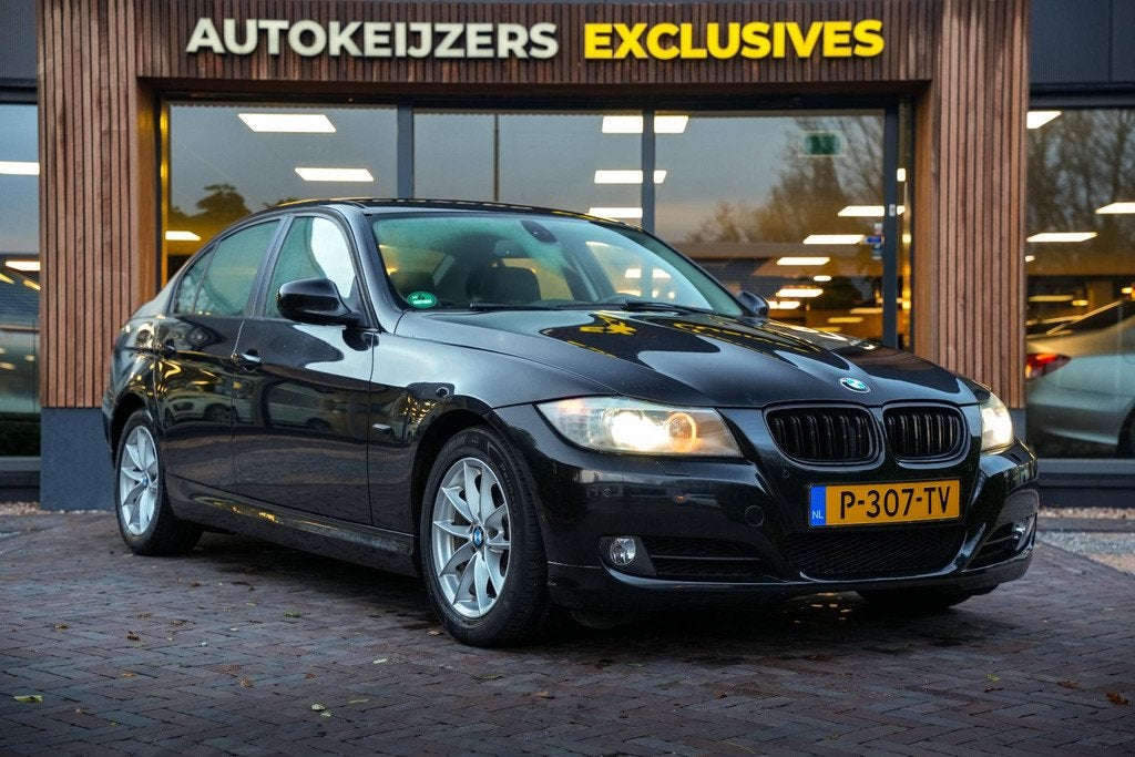 BMW 3-serie 320i Business Line Clima Navi PDC Automaat! Leer, Auto's, Automaat, Euro 5, 4 cilinders, Zwart
