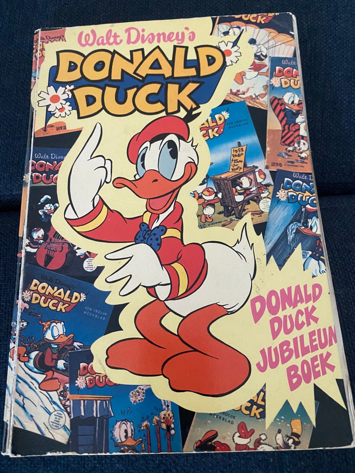 Donald Duck Jubileumboek 1977 - eerste 10 nummers herdrukt, Eén stripboek, Ophalen of Verzenden, Gelezen