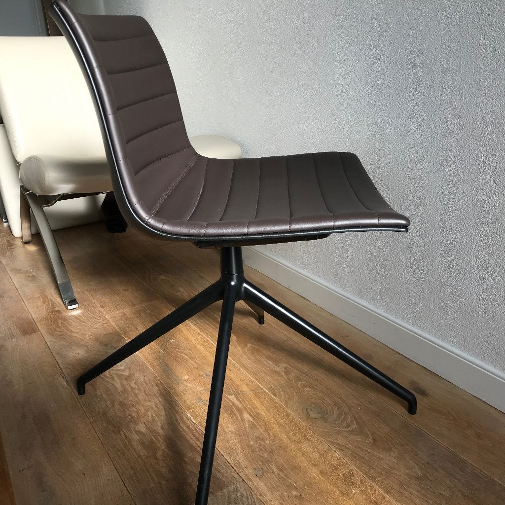 ZGAN IZGS Arper Catifa 53 design fauteuil stoel bruin leer, Huis en Inrichting, Stoelen, Ophalen, Bruin, Leer, Zo goed als nieuw