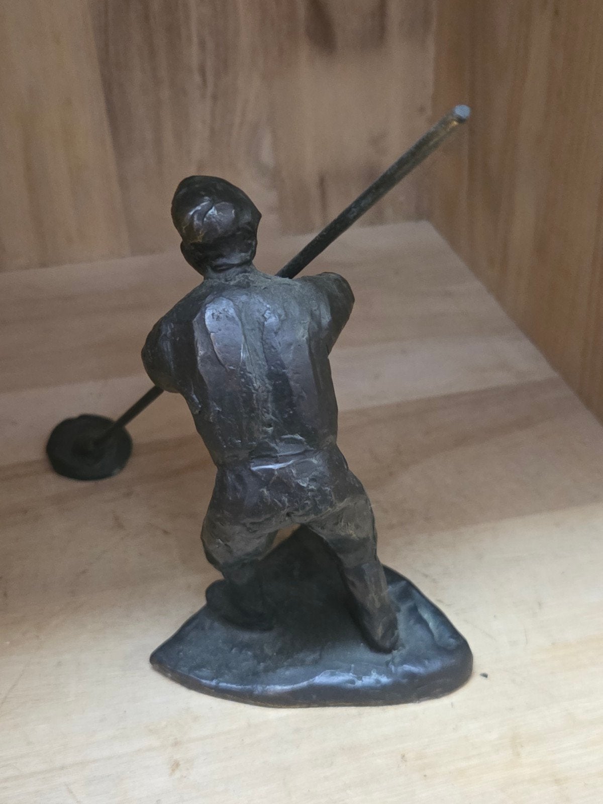 Bronzen beeldje van man met stok/gereedschap, Ophalen of Verzenden, Brons