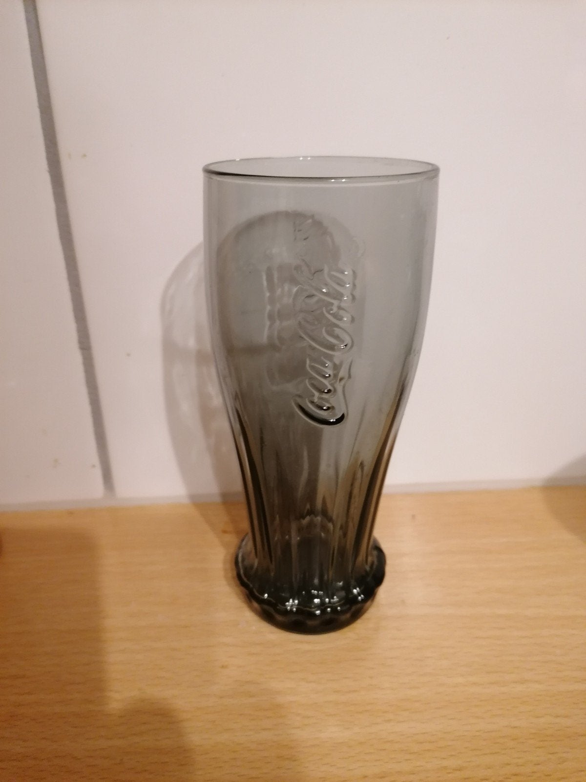 Vintage Coca-Cola glas - Grijs glas met reliëf logo, Ophalen of Verzenden, Gebruikt, Gebruiksvoorwerp