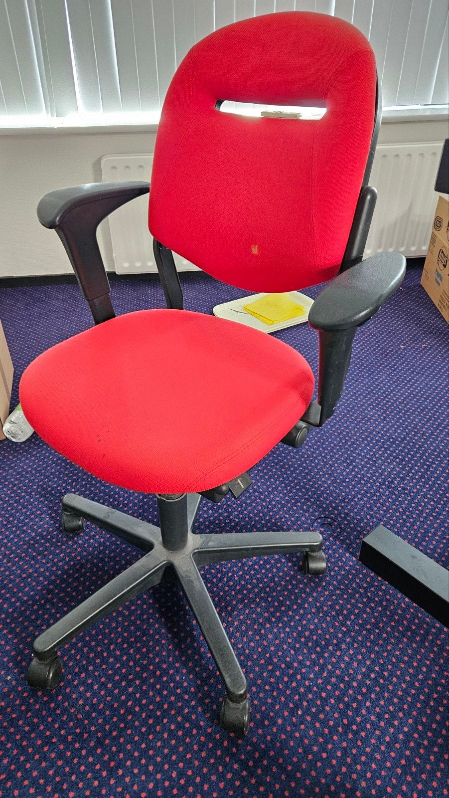 Comfortabele Bureaustoel - Rood en Zwart Beschikbaar, Huis en Inrichting, Bureaustoelen, Ophalen, Gebruikt, Rood
