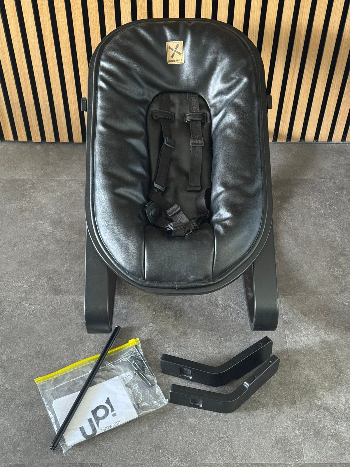 Kidsmill Up wipstoel – houten onderstel & zwart leren zitje, Kinderen en Baby's, Wipstoel, Ophalen, Overige merken, Met gordel(s) of riempje(s)