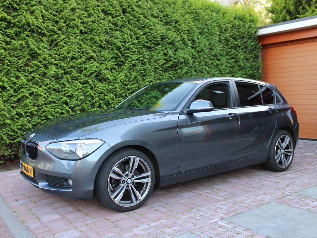 BMW 1-Serie 114I 75KW 5-DR 2014 Grijs, Auto's, 1-Serie, Achterwielaandrijving, Zwart, 4 cilinders