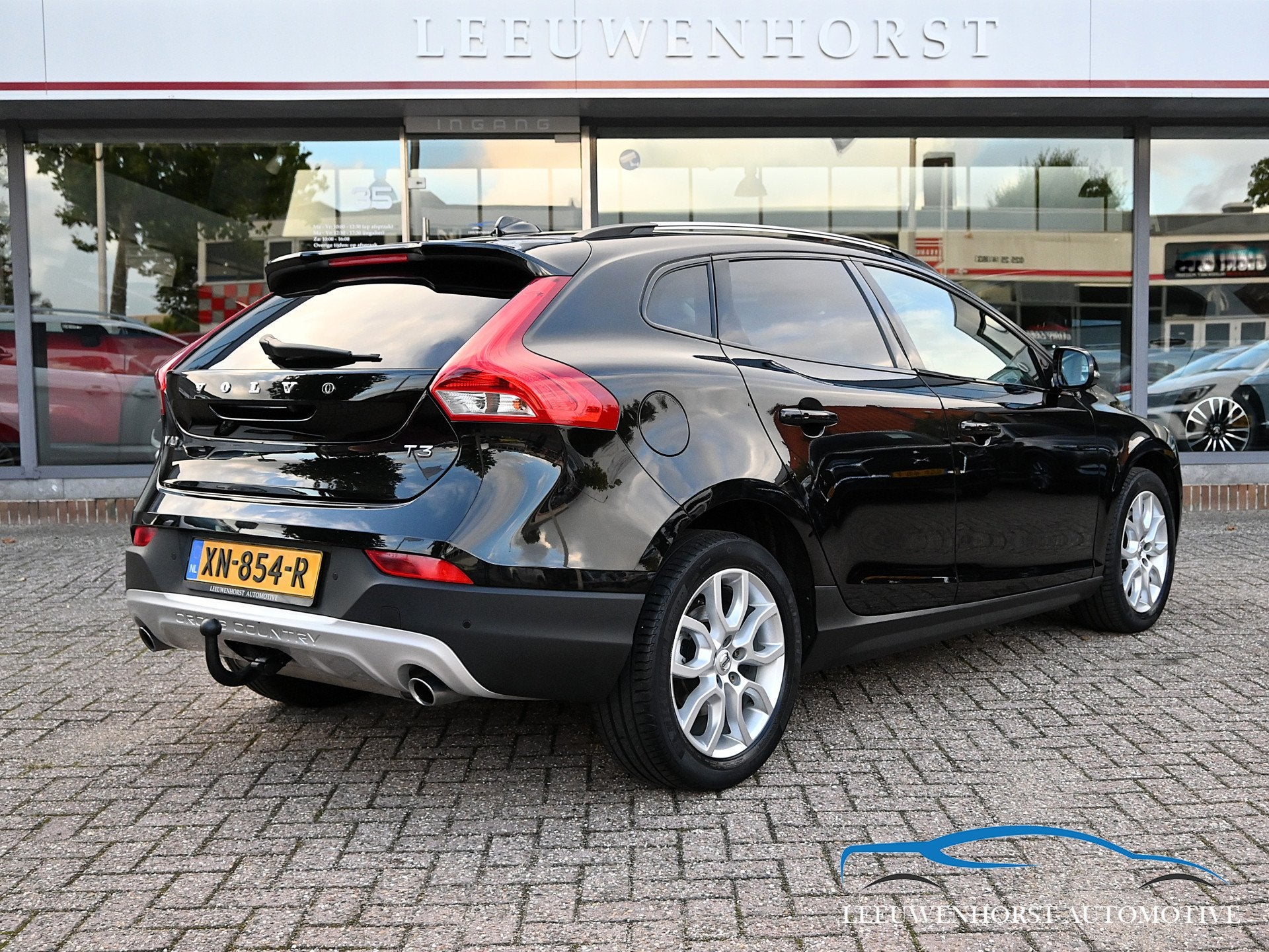 Volvo V40 Cross Country 1.5 T3 Polar+ Luxury AUTOMAAT, leer,, Euro 6, 4 cilinders, 700 kg, Zwart