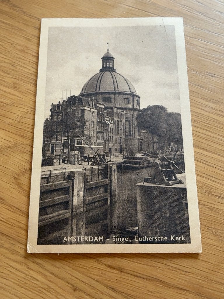 Amsterdam Singel Lutherse Kerk ansichtkaart 1947, Verzamelen, Verzenden, 1940 tot 1960, Gelopen, Noord-Holland
