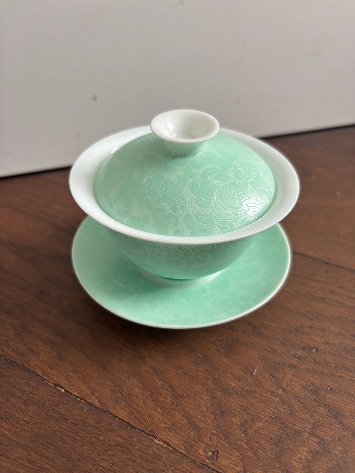 Gaiwan theesetje in mintgroen met reliëfpatroon, Antiek en Kunst, Antiek | Porselein, Ophalen of Verzenden