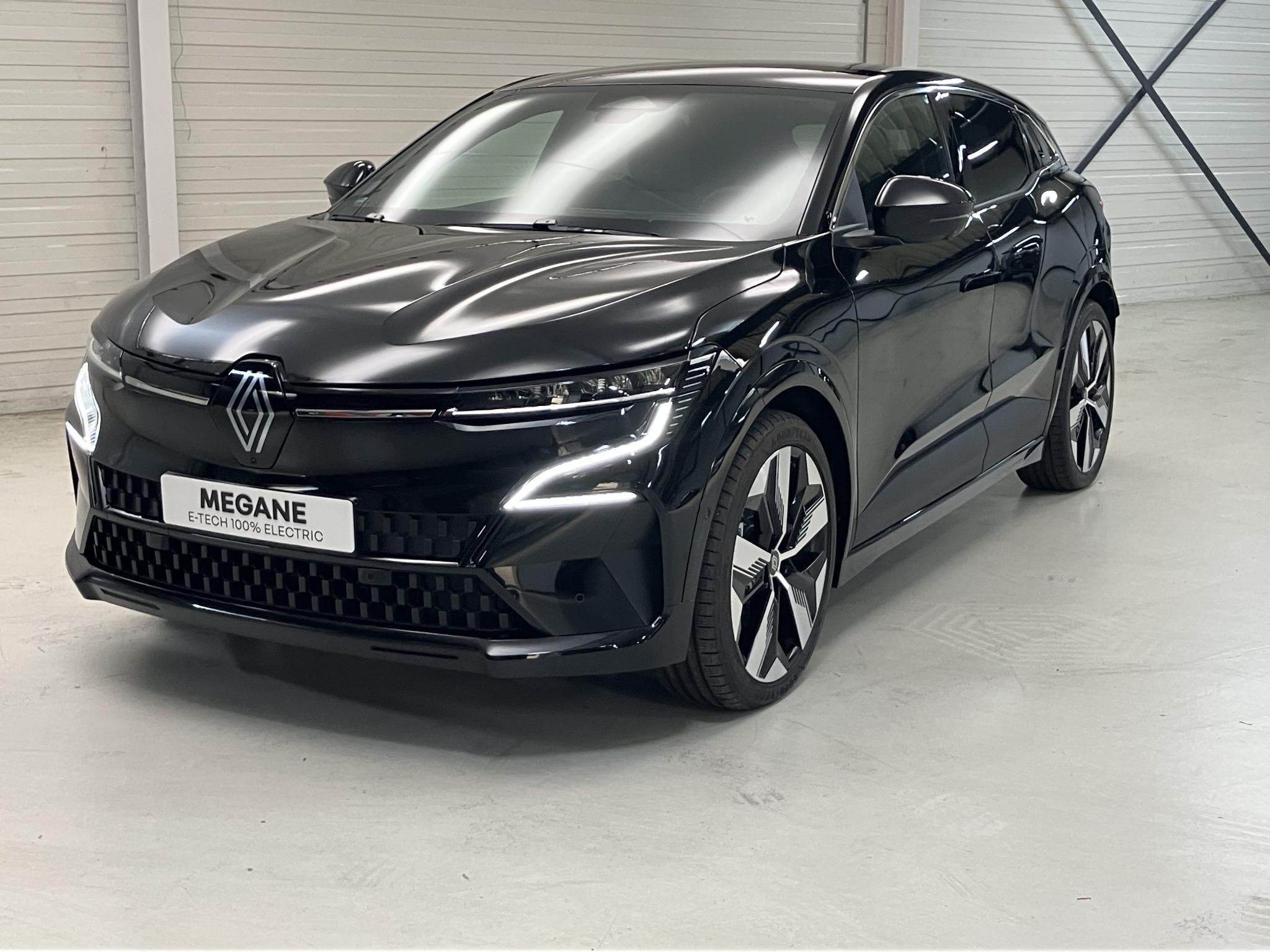 Renault Megane E-Tech comfort range techno 60 kWh Warmtepomp, Auto's, Zwart, Zwart, Nieuw, Verwarmde buitenspiegels