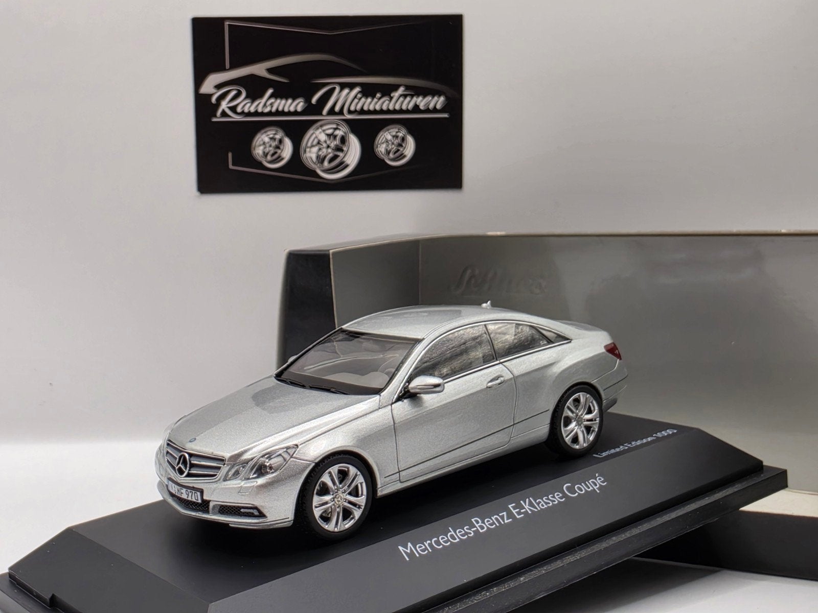 Mercedes-Benz E-Klasse Coupe W212 - Silver - 1:43 Schuco, Hobby en Vrije tijd, Modelauto's | 1:43, Auto, Ophalen of Verzenden