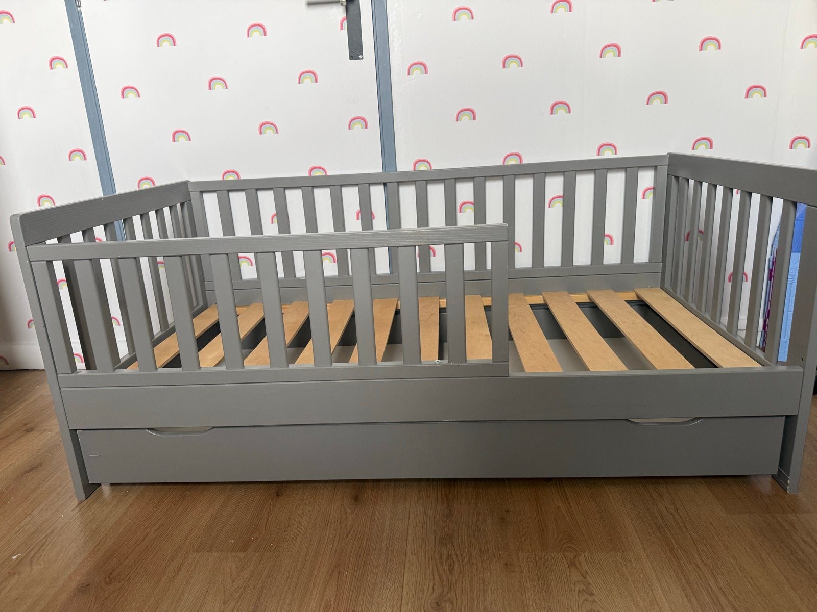 Grijs kinderbed met lade, Huis en Inrichting, Slaapkamer | Bedden, Ophalen, Eenpersoons, 190 cm of minder, Zo goed als nieuw