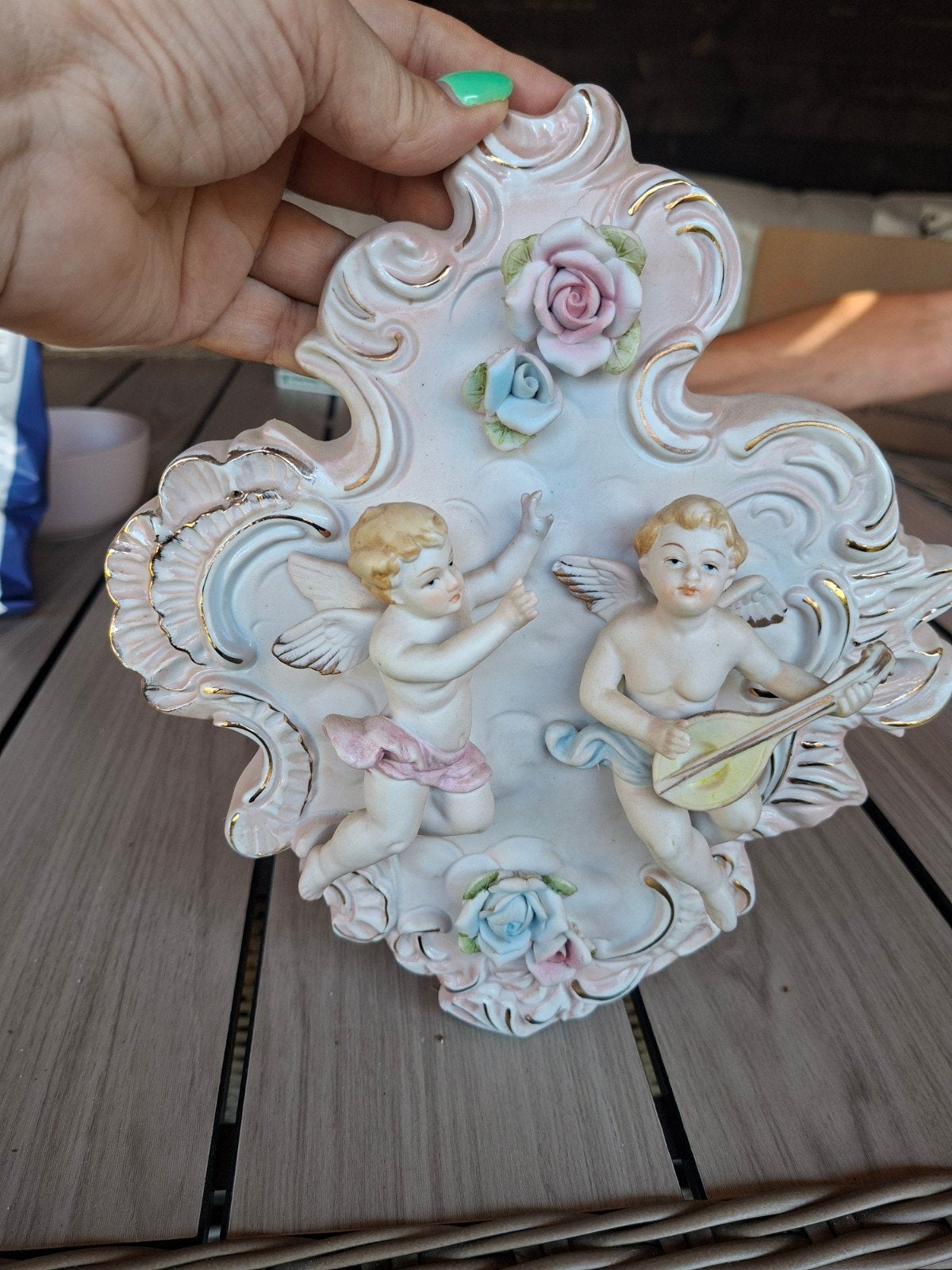 antiek wandornament met putti en rozen, Ophalen