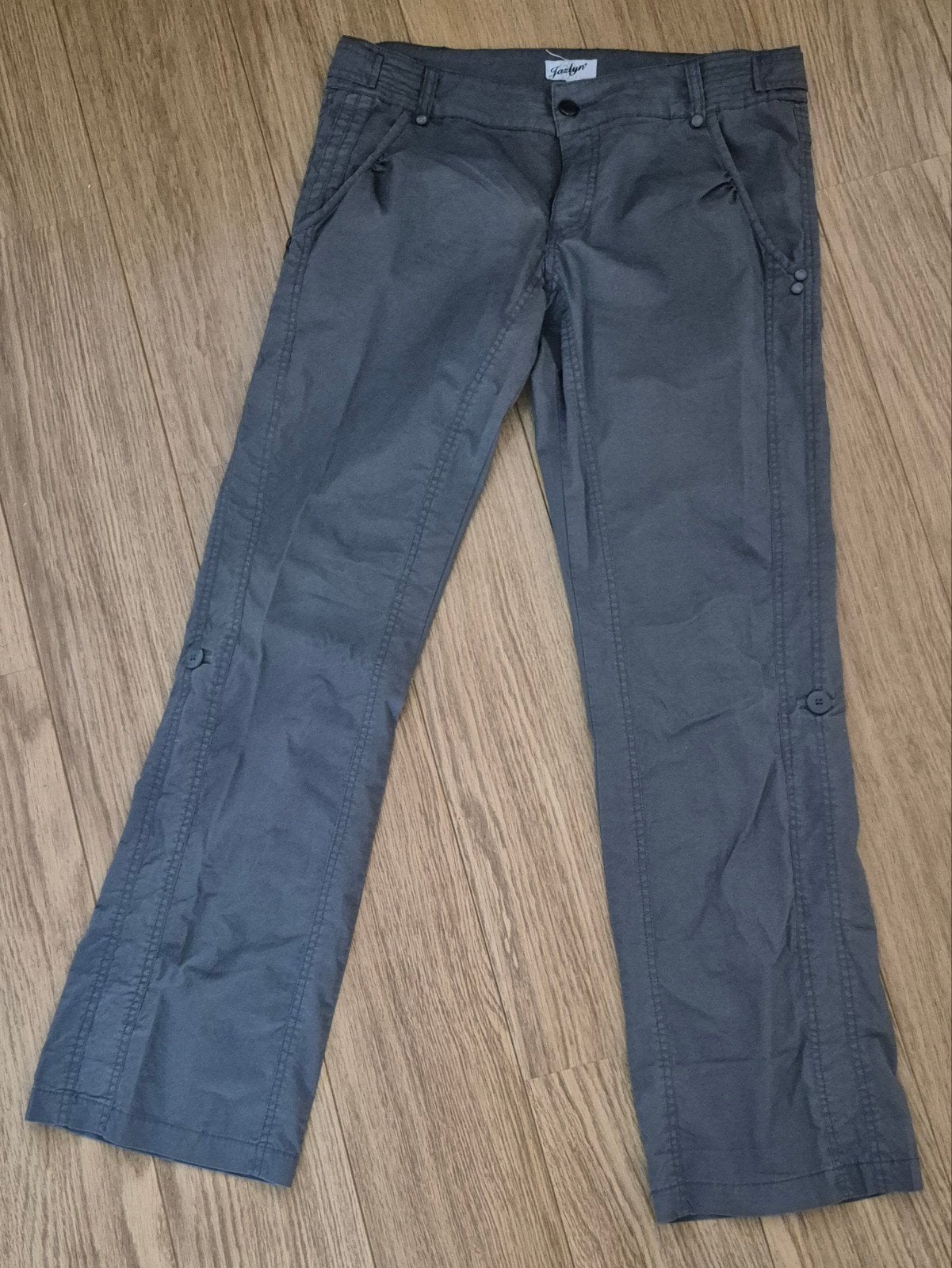 Damesbroek donkergrijs met leuke details mt 40, Kleding | Dames, Maat 38/40 (M), Ophalen of Verzenden, Zo goed als nieuw, Grijs