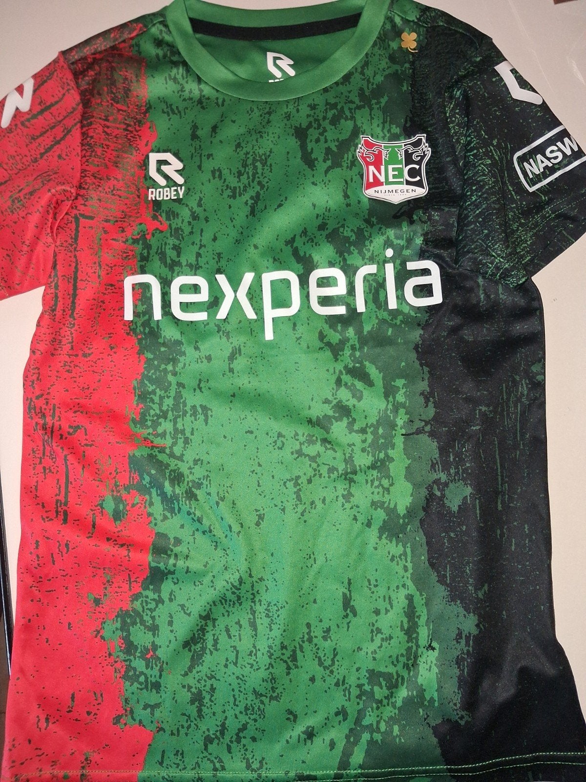 Gezocht NEC Nijmegen Training Shirt - Robey Nexperia, Ophalen of Verzenden, Jongen of Meisje, Shirt of Longsleeve