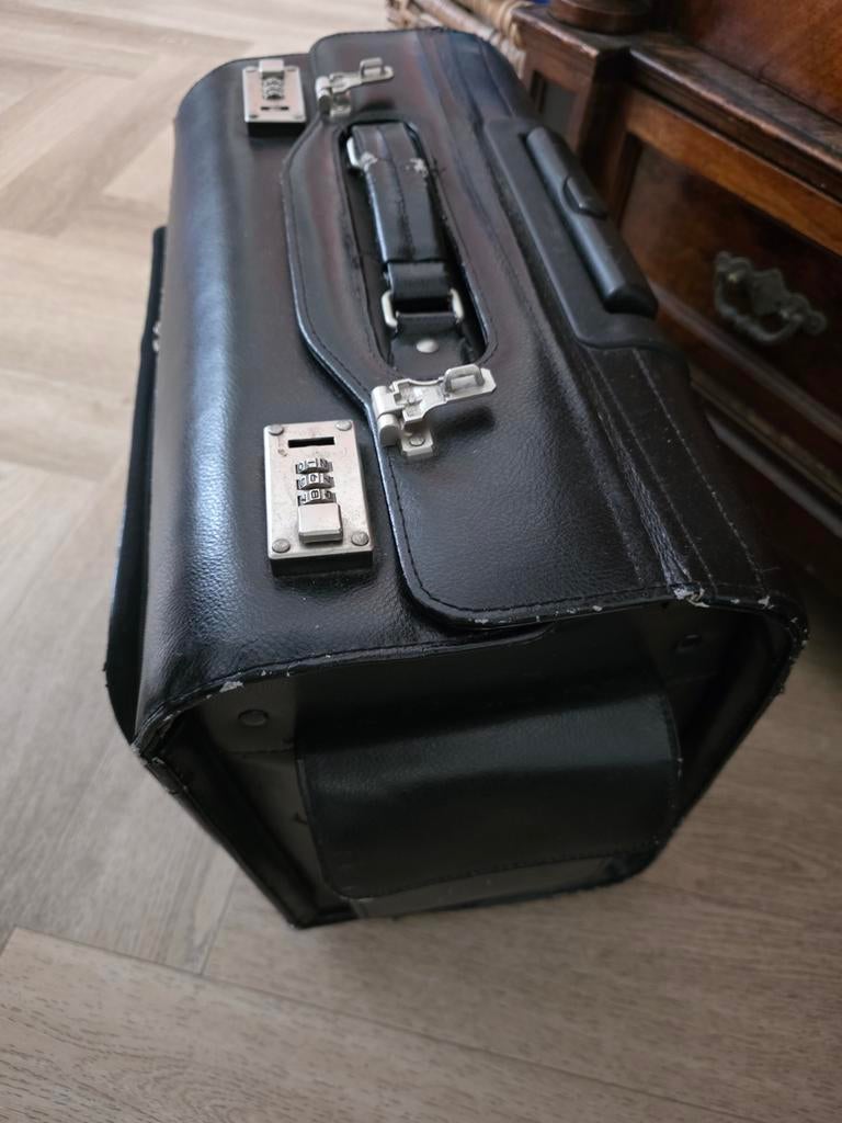 Lederen pilotenkoffer/trolley met cijfersloten, Wieltjes, Gebruikt, Ophalen of Verzenden, Minder dan 35 cm