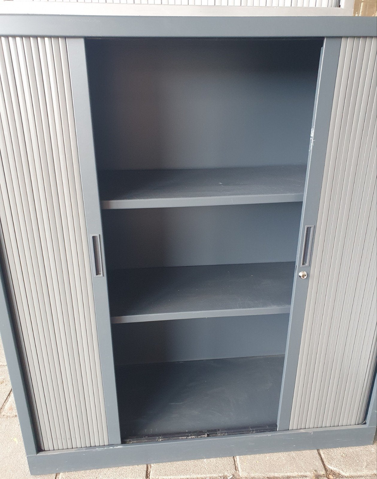 Grijze roldeurkast met 2 planken - 120x135x43 cm, Huis en Inrichting, Kasten | Roldeurkasten en Archiefkasten, Ophalen