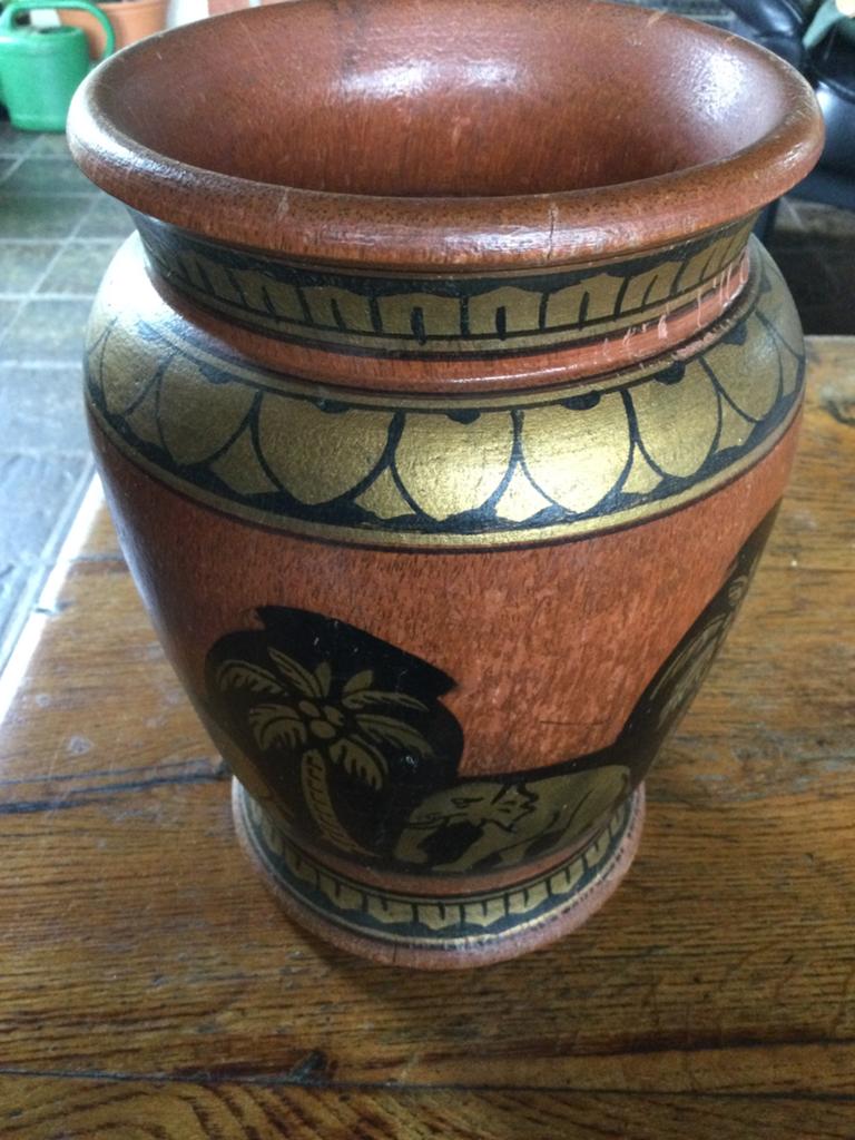 Decoratieve houten vazen met olifanten en palmboom motief, Antiek en Kunst, Antiek | Vazen, Ophalen of Verzenden