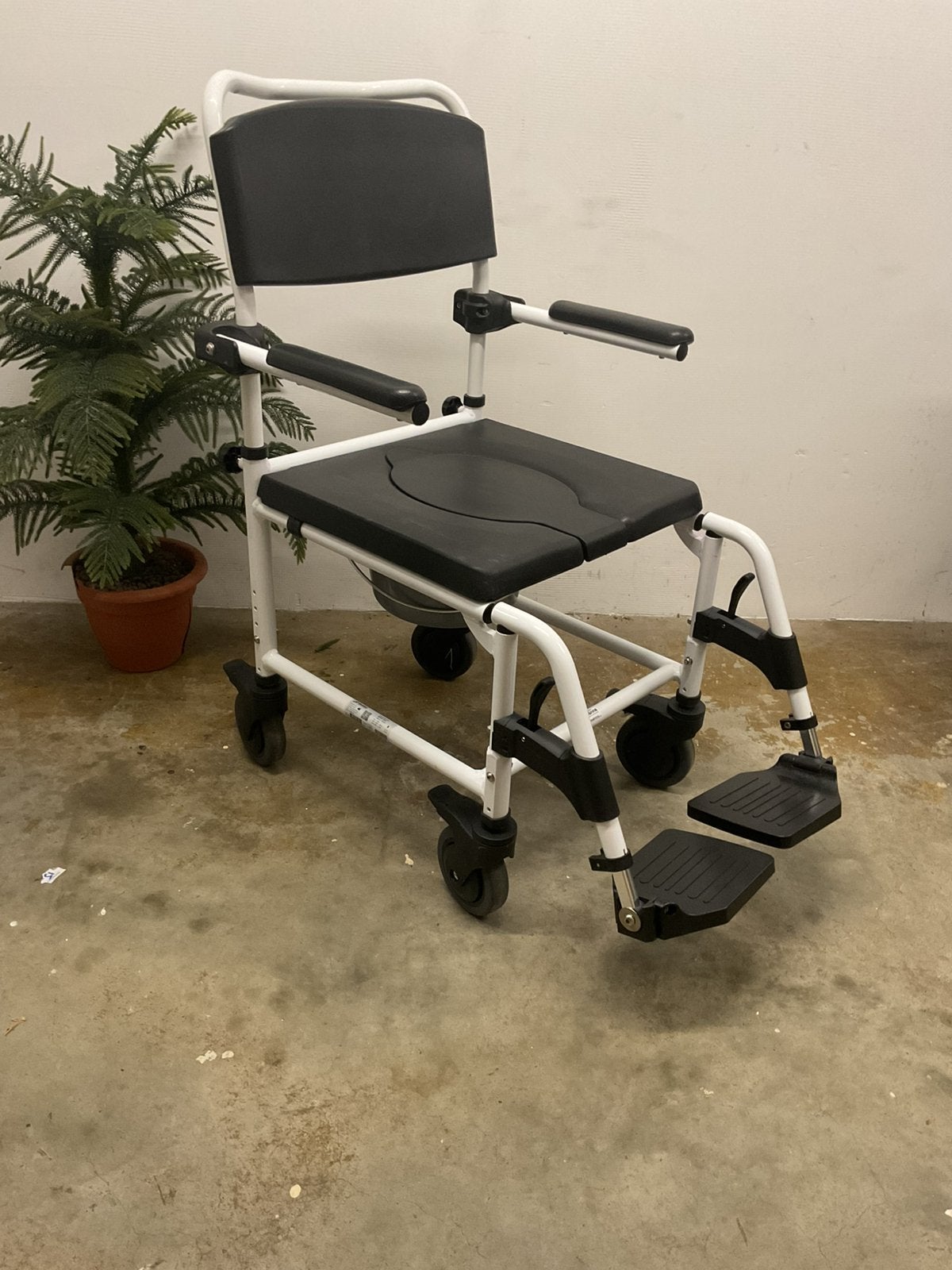 Zgan Mobilex douche/toiletstoel op wielen, Diversen, Ophalen, Zo goed als nieuw, Duwrolstoel