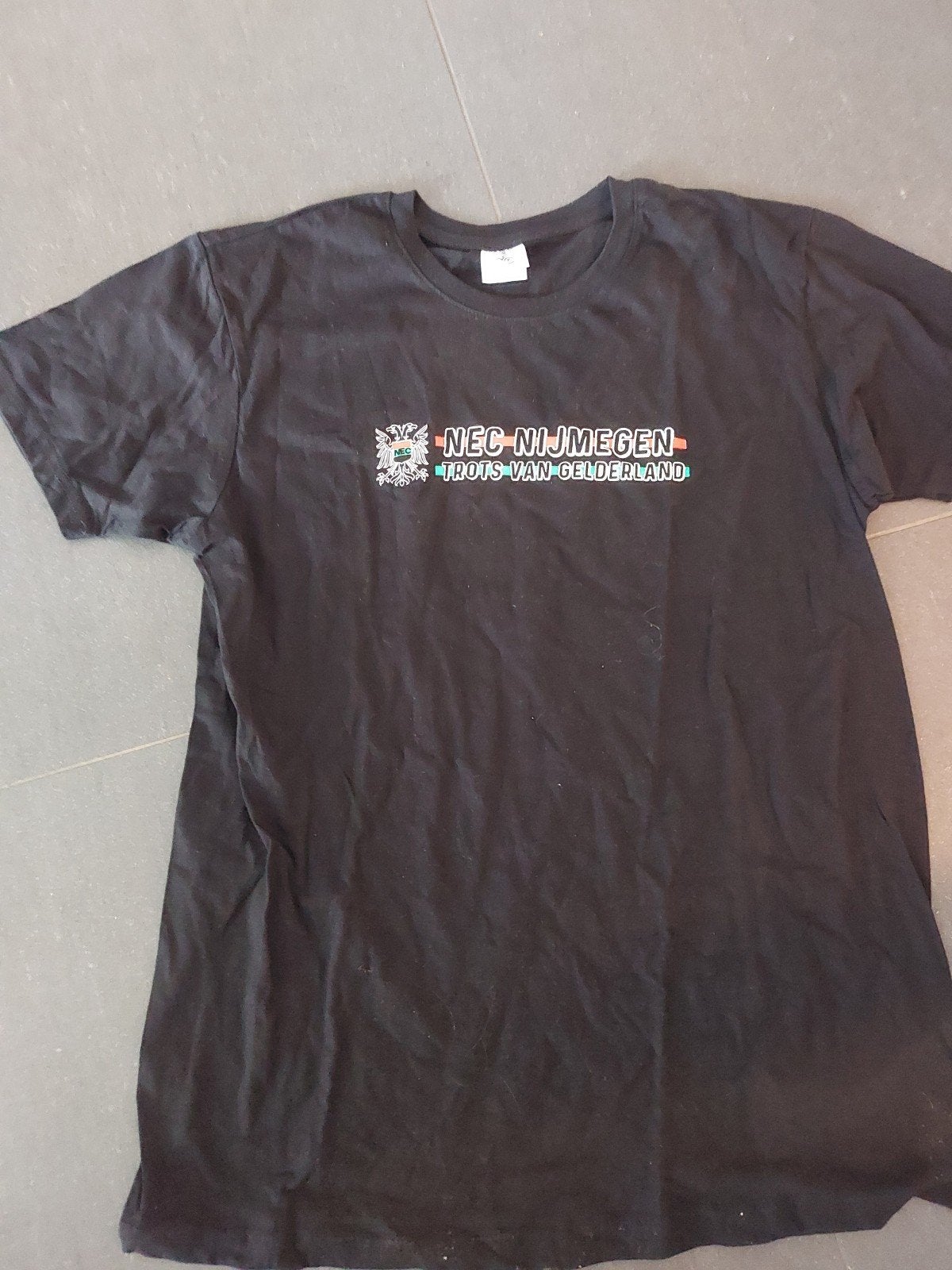 NEC Nijmegen T-shirt - Trots van Gelderland, Maat 48/50 (M), Zwart, Nieuw, Ophalen of Verzenden
