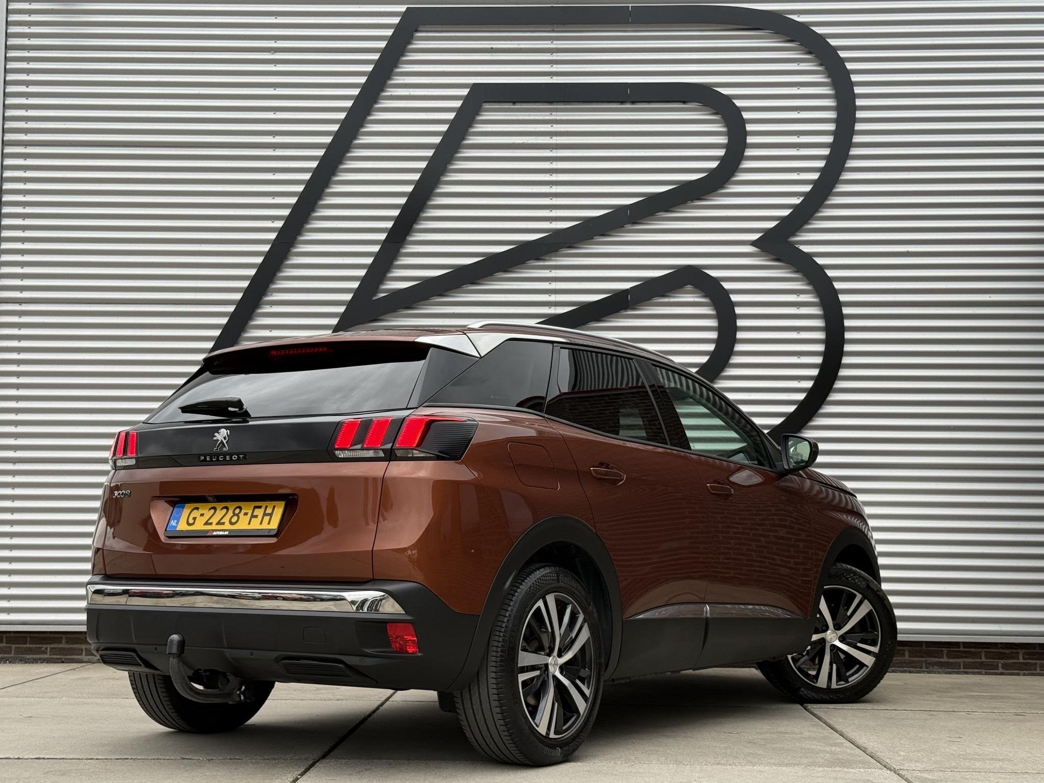 Peugeot 3008 1.2 PureTech Crossway 1e Eigenaar|Navi|Trekhaak, Auto's, Gebruikt, 1199 cc, Bruin, 690 kg