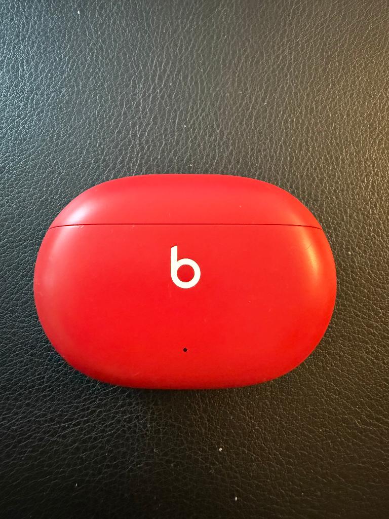 Beats Studio Buds A2514 Red Charging Case, Gebruikt, Ophalen of Verzenden, Rood, In oorschelp (earbud)