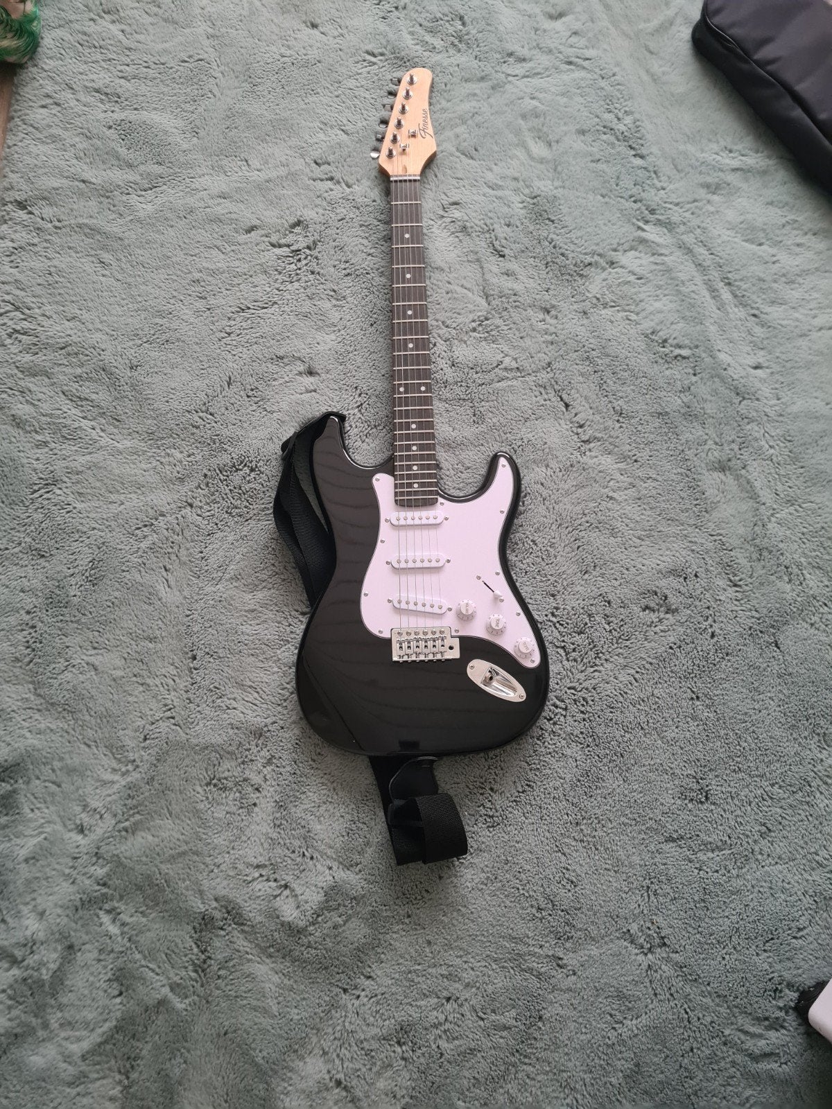 Finesse elektrische gitaar starterspakket met versterker, Muziek en Instrumenten, Met versterker, Zo goed als nieuw, Solid body