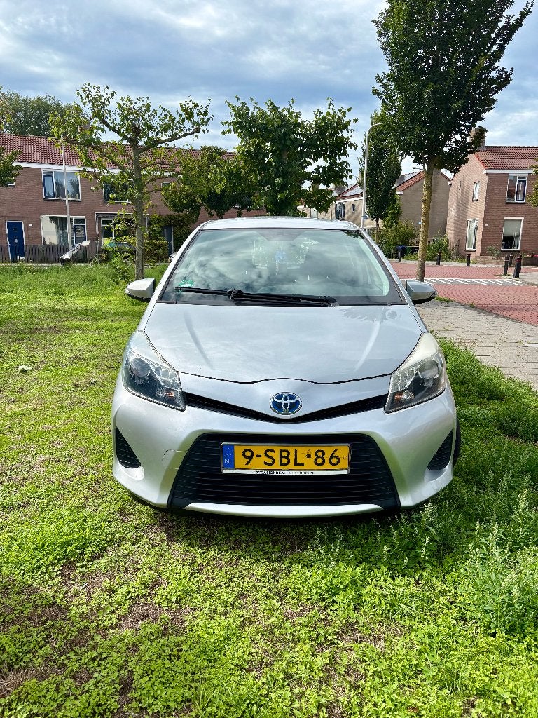 Toyota Yaris 1.5 Full Hybrid CVT 5DR 2013 Grijs, Auto's, Euro 5, 74 pk, Zwart, 4 cilinders