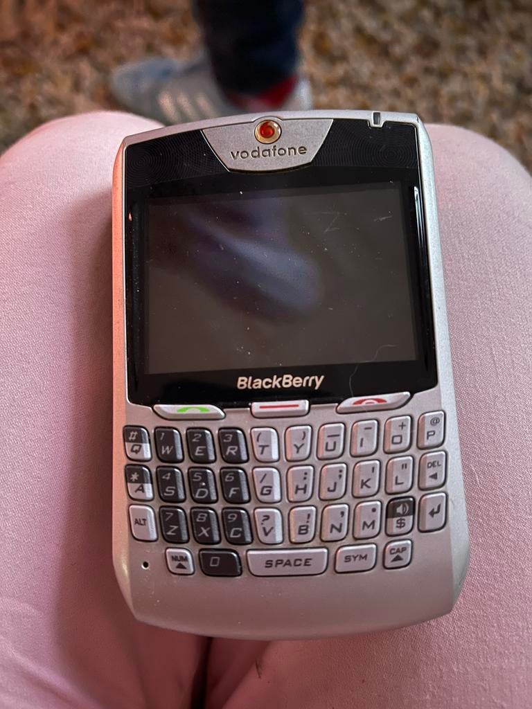 BlackBerry oude telefoon zilverkleurig, Telecommunicatie, Mobiele telefoons | Blackberry, Ophalen of Verzenden, Zo goed als nieuw