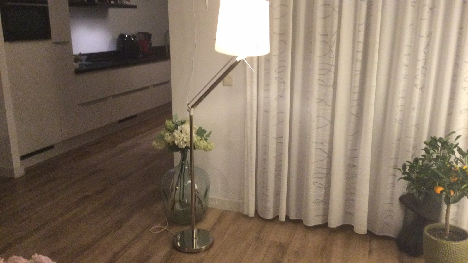Mooie staande metalen vloerlamp met witte kap, Huis en Inrichting, Ophalen, Zo goed als nieuw