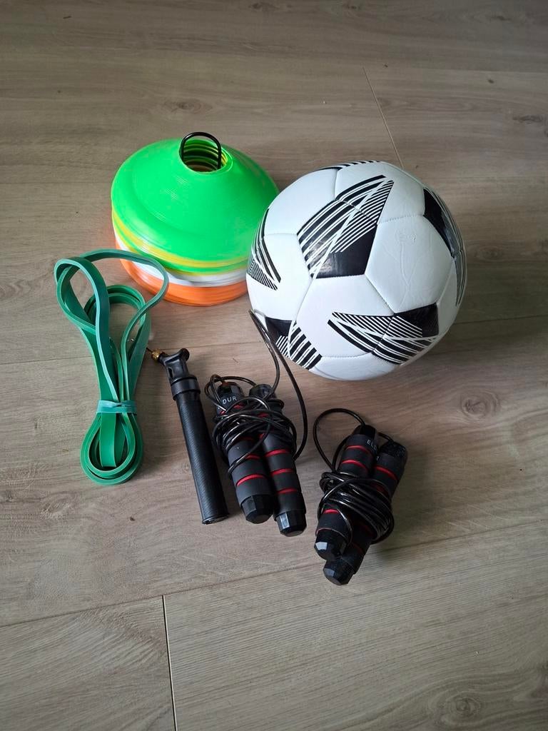 Voetbal, voetbalpomp, springtouwen, Ophalen of Verzenden