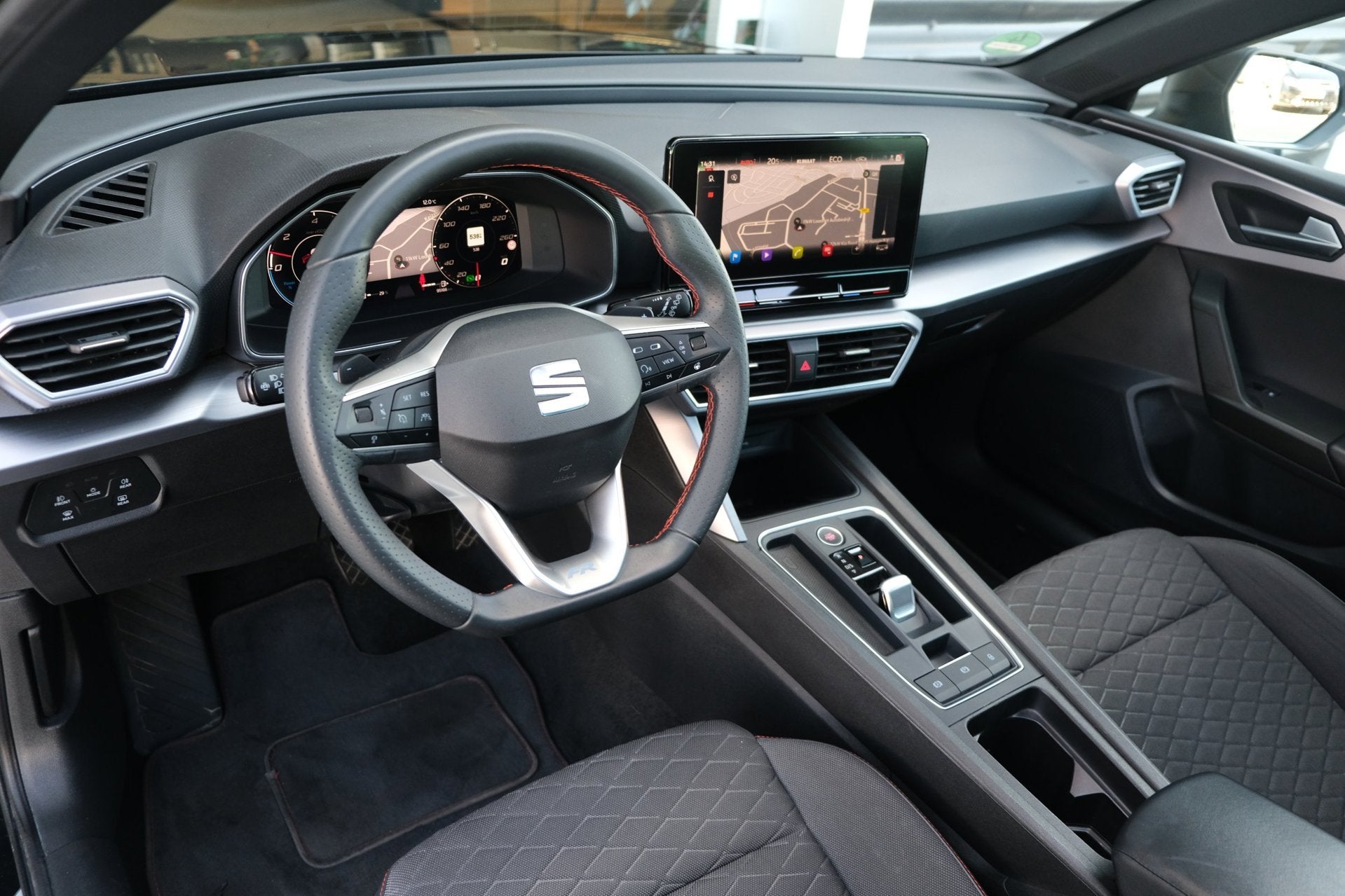 Seat Leon 1.4 TSI eHybrid PHEV FR 204PK Pano Navi Cam ACC Le, Gebruikt, 4 cilinders, Leon, Leder en Stof