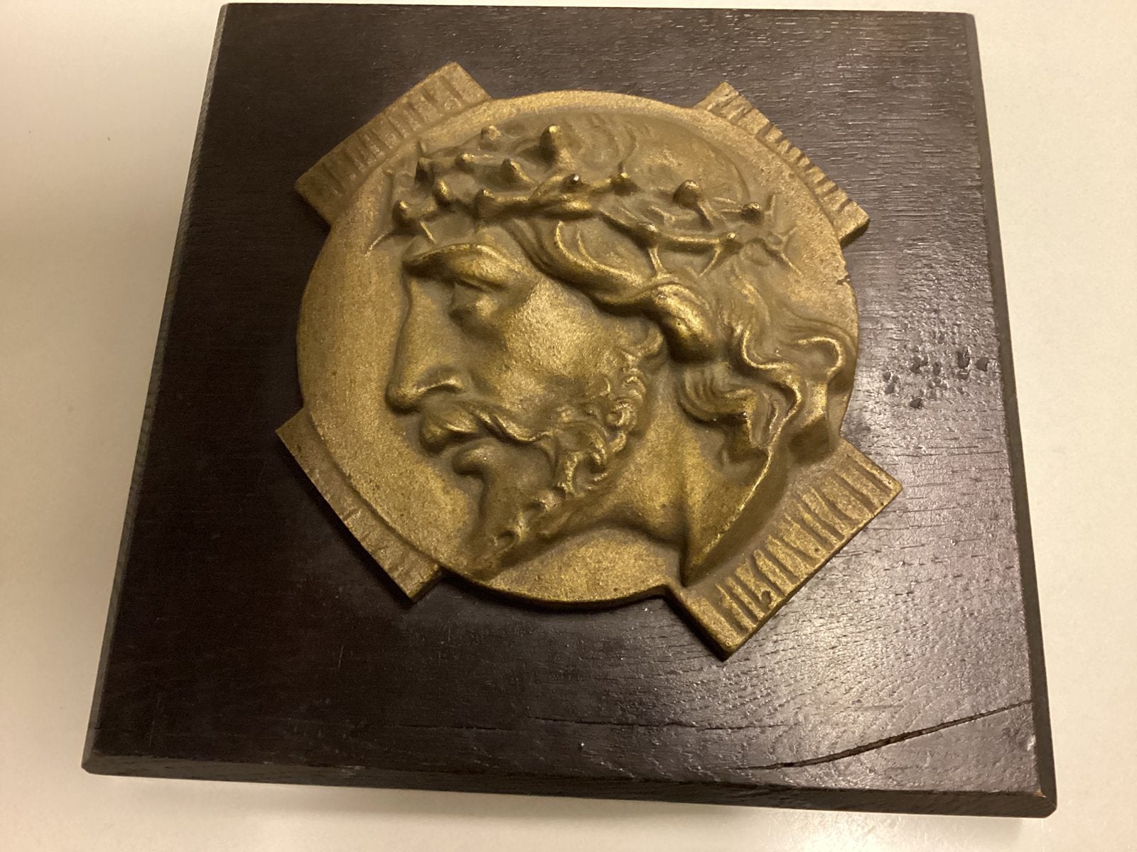Zwaar bronzen Christus Hoofd op houten plaat, Antiek en Kunst, Ophalen of Verzenden