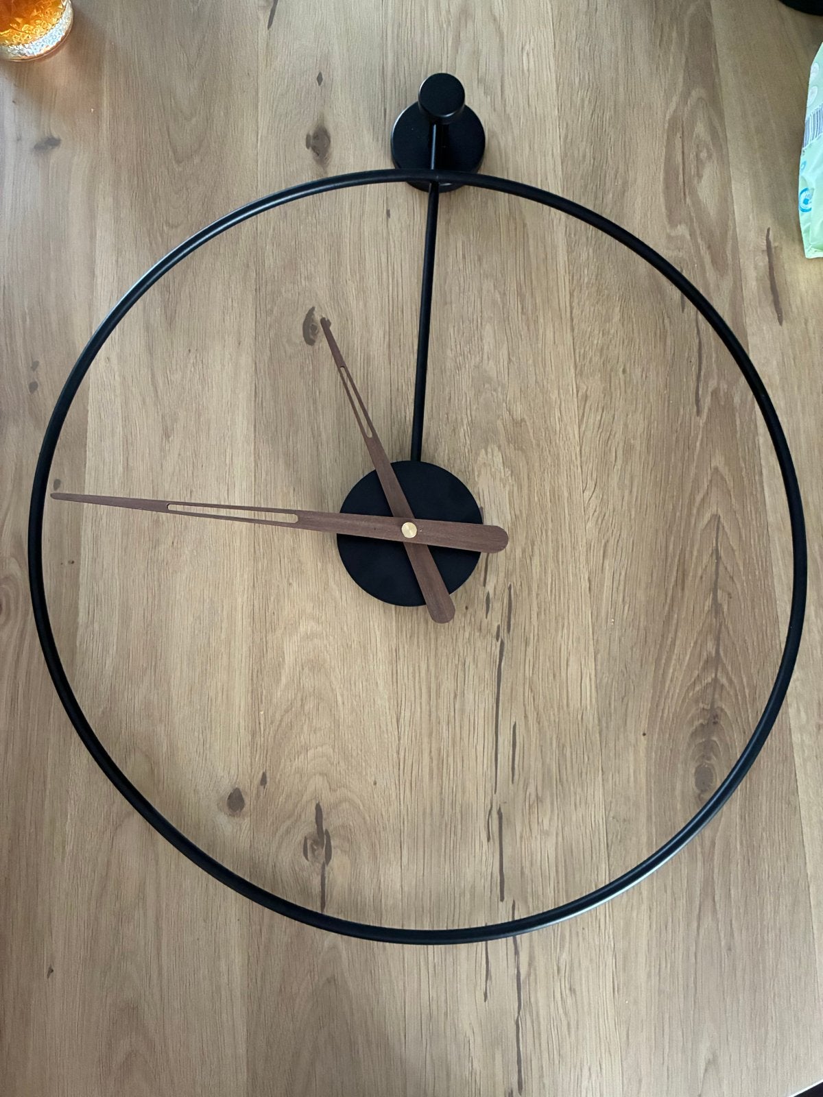 Moderne Wandklok Zwart met Houten Wijzers, Wandklok, Analoog, Werkt op batterijen, Ophalen of Verzenden