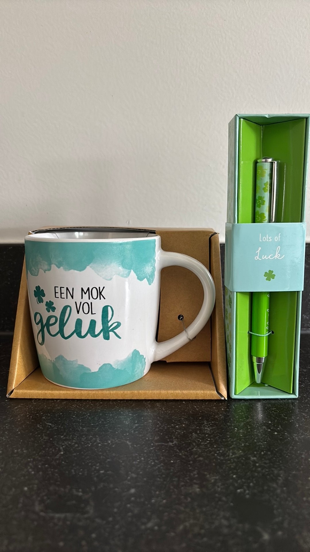 Cadeauset: mok vol geluk en klavertjes vier balpen 🍀, Huis en Inrichting, Ophalen of Verzenden, Nieuw, Overige stijlen, Mok