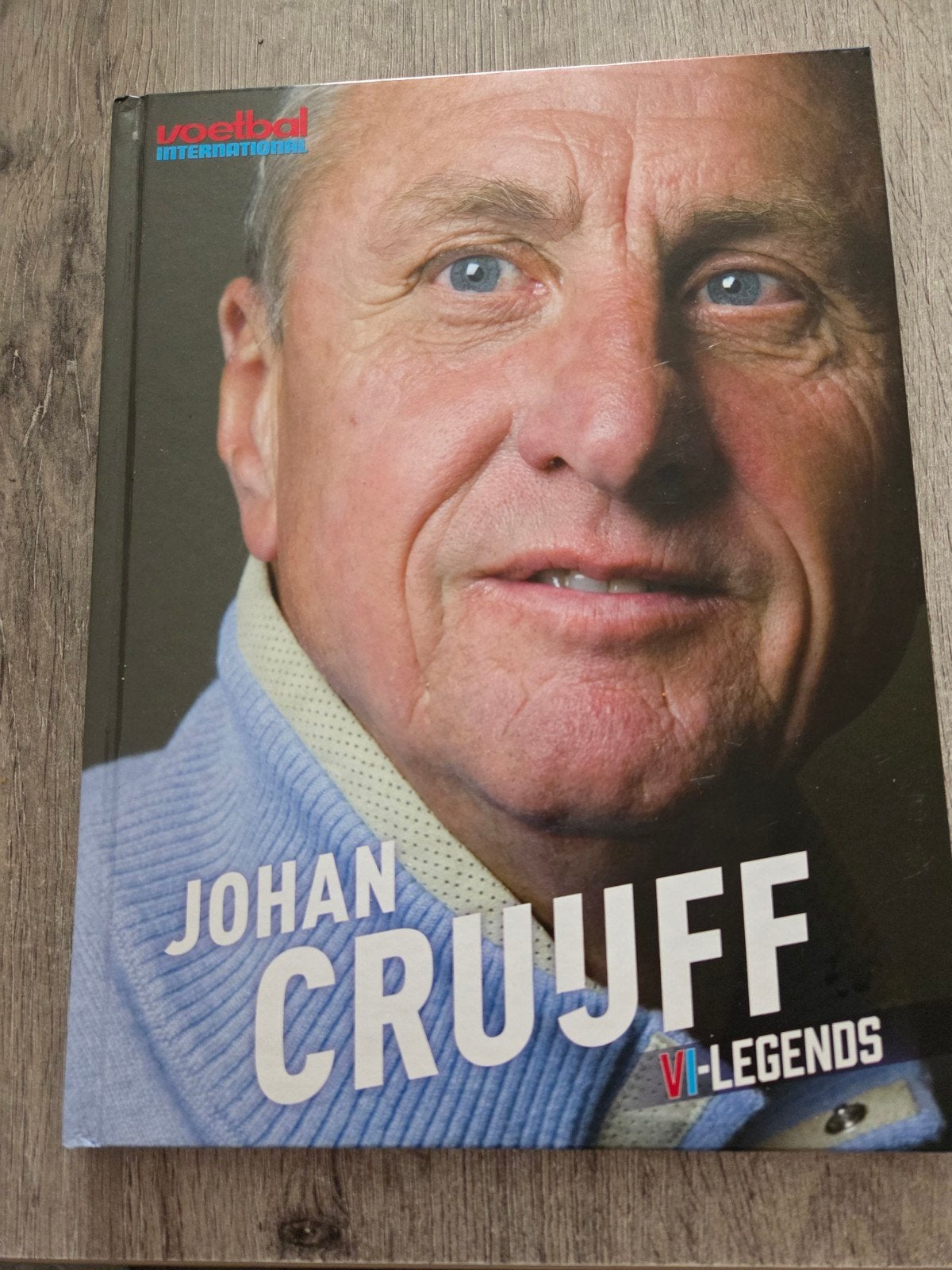 Johan Cruijff - VI-Legends Boek, Boeken, Ophalen of Verzenden, Zo goed als nieuw, Voetbal International, Balsport