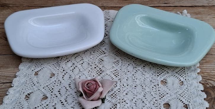 2 Vintage Franse keramieke zeepbakken, wit en mintgroen, Ophalen of Verzenden