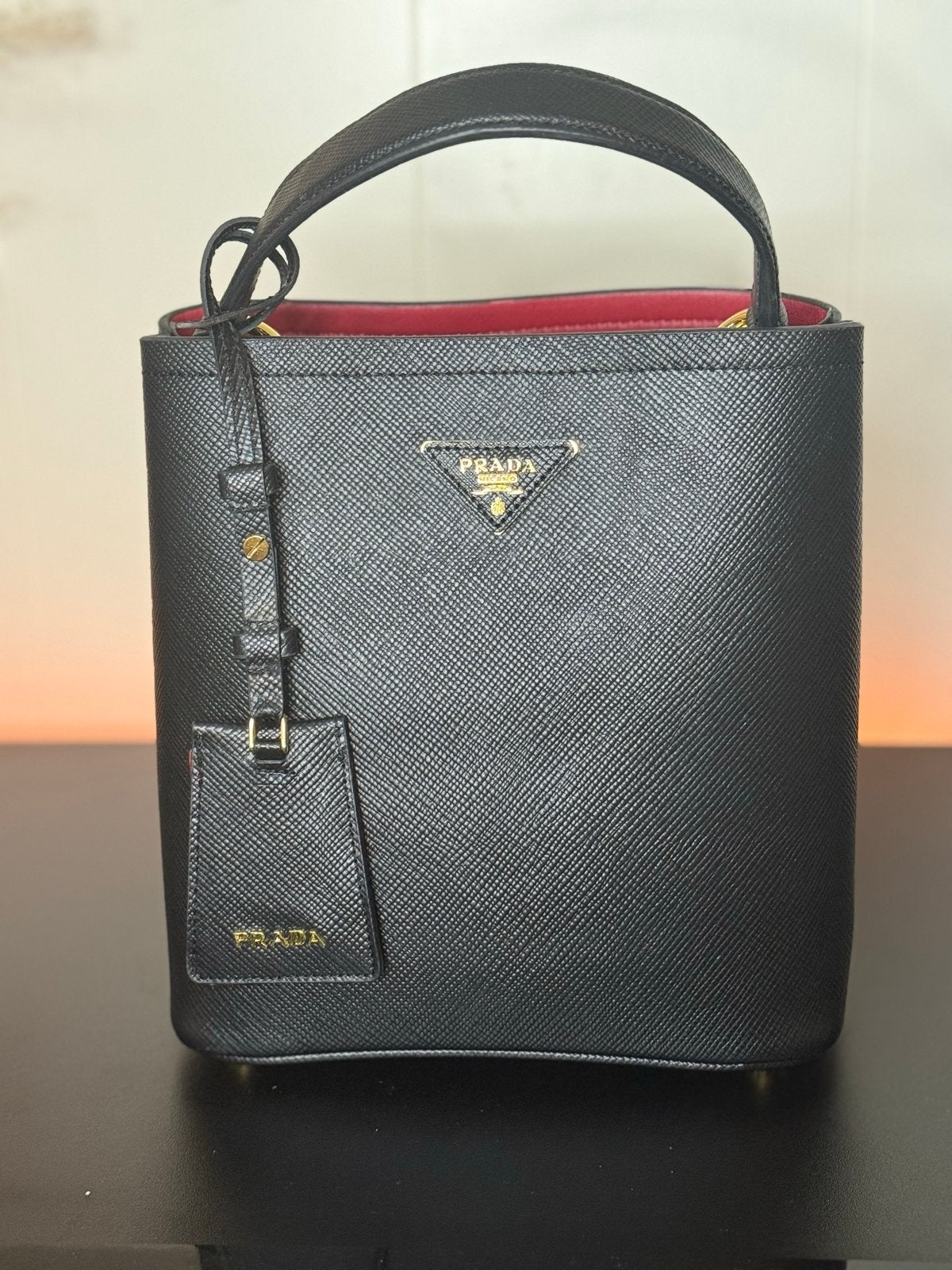 Elegante Prada bag - Zwart met rode binnenkant, Zwart, Ophalen of Verzenden, Zo goed als nieuw, Handtas