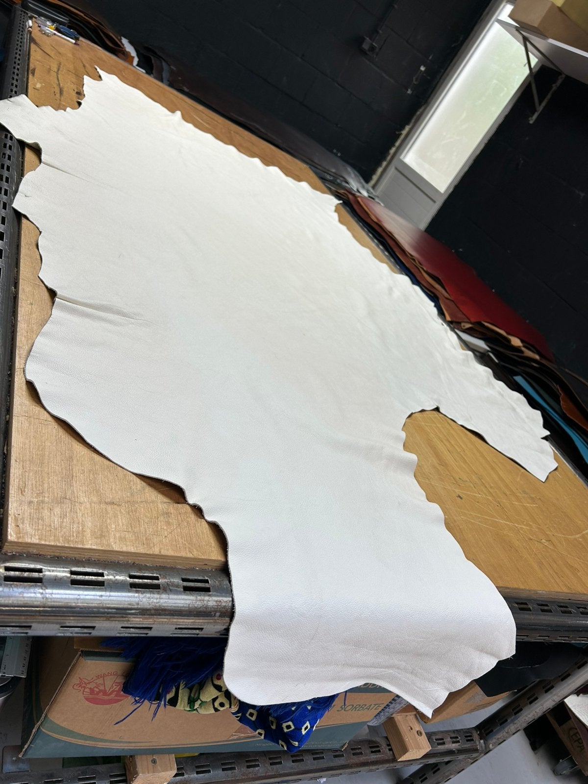 Witte kleur leer lap 1.5 mm dikte soepel A-414, 120 cm of meer, Leer of Kunstleer, Nieuw, Ophalen of Verzenden