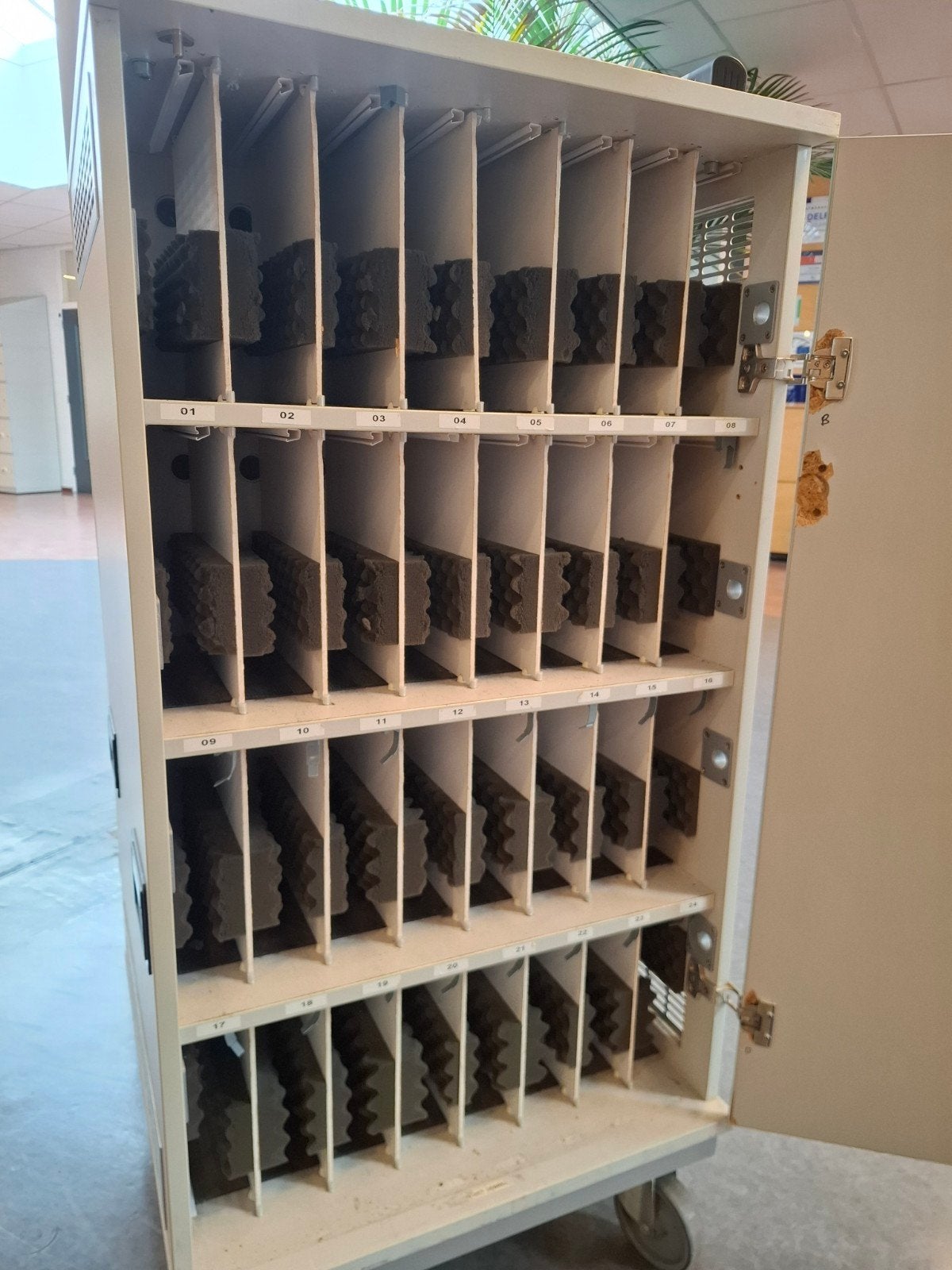 Laptopkar met oplaadsysteem voor 20 laptops, Ophalen of Verzenden, Gebruikt