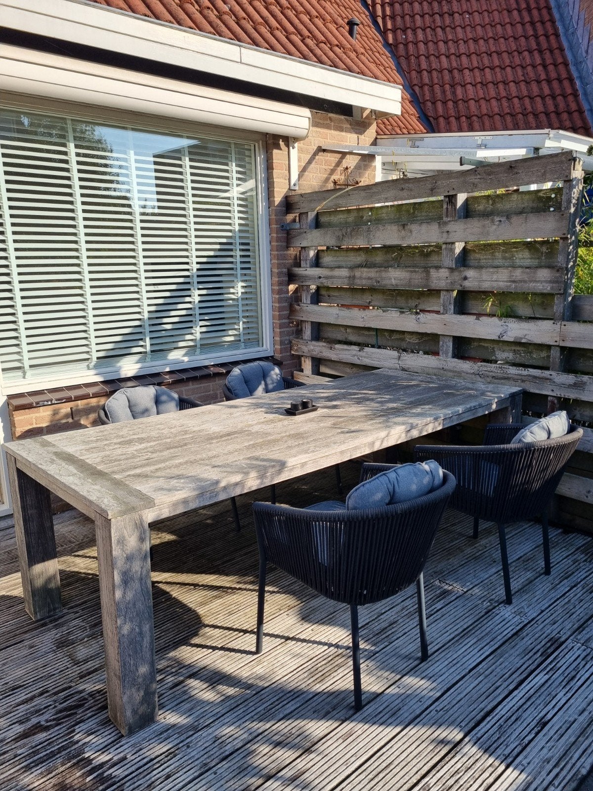 Foto 2 van Rough X houten tuintafel met 4 stoelen en kussens